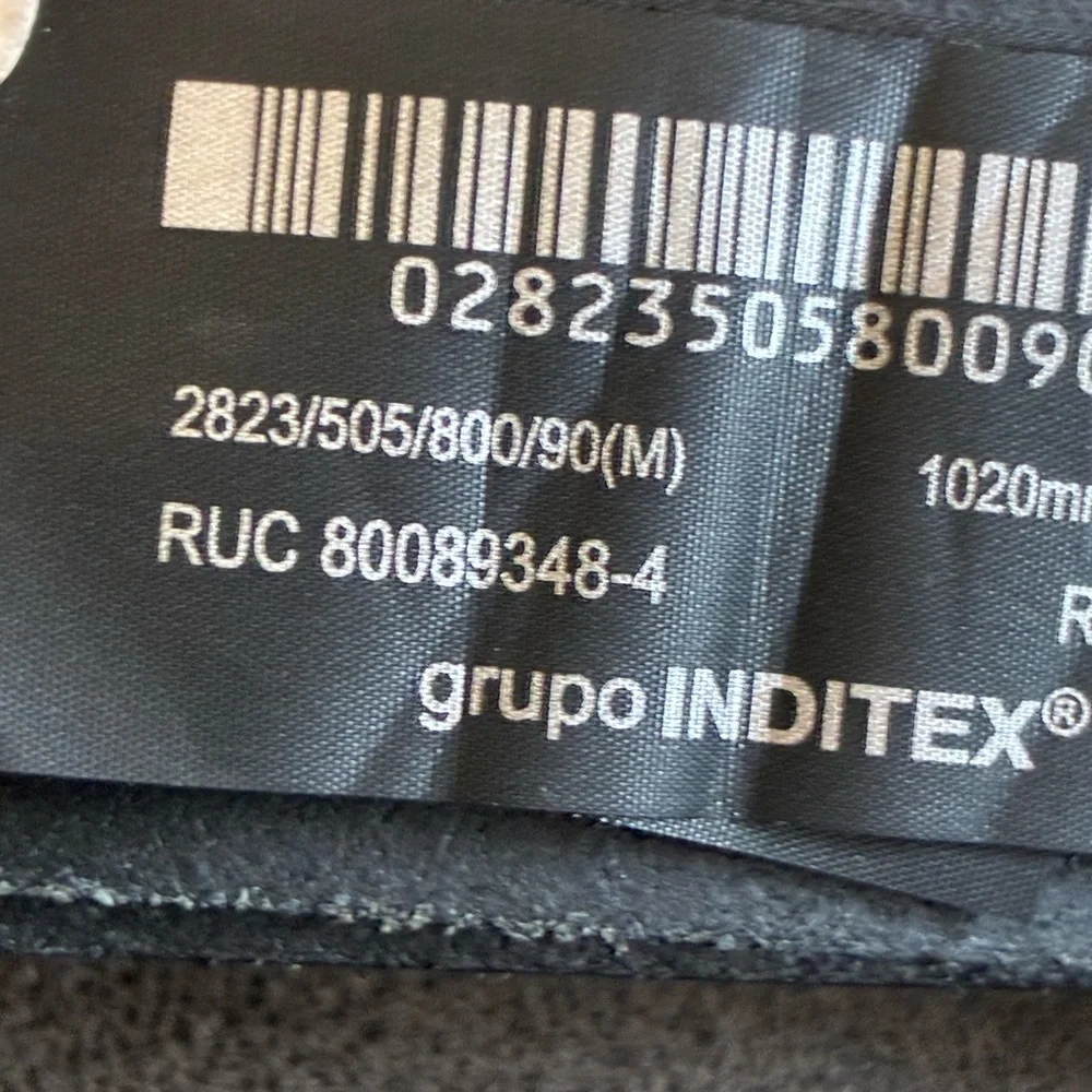 NWOT. Zara Man Black Leather Belt with Metal Buckle and Loop. Size 36.
